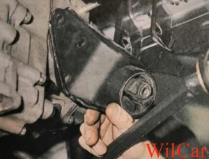 Снятие левой опоры силового агрегата ВАЗ 2113-2115.