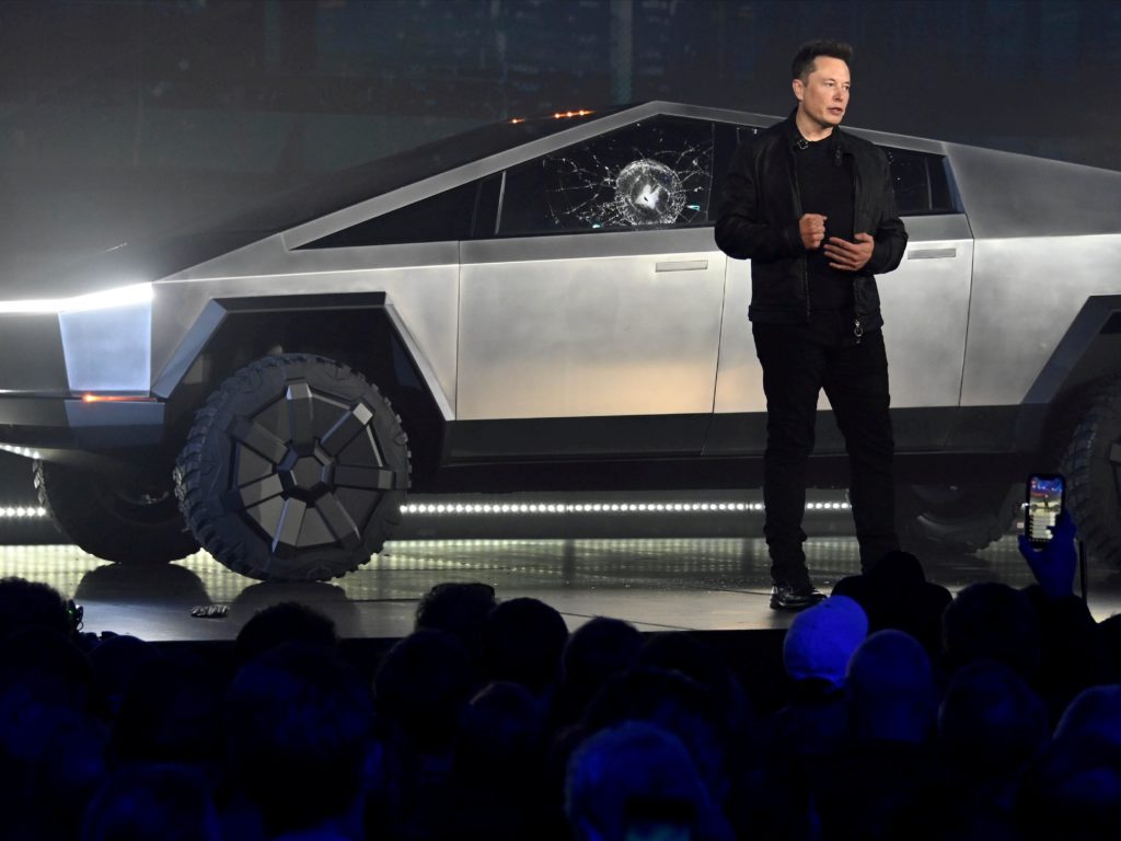 Tesla обновила электрический пикап Cybertruck, добавив «режим танка»